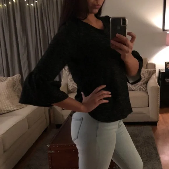 Black high low top with bell sleeves - Picture 7 of 7